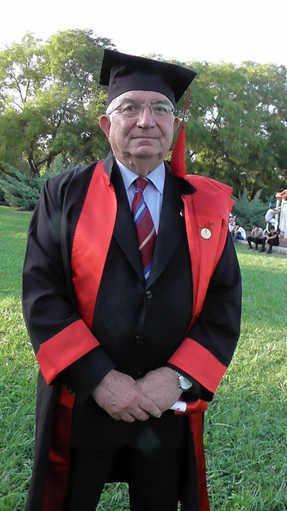 77 yaşında hukuk fakültesini bitirdi