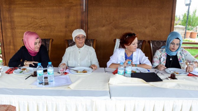 Konya’da bayat ekmekten yemek yarışması yapıldı