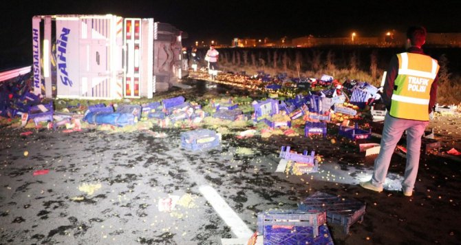 Aksaray’da meyve yüklü kamyon devrildi: 1 ölü