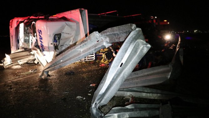 Aksaray’da meyve yüklü kamyon devrildi: 1 ölü