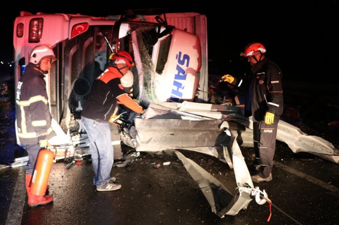 Aksaray’da meyve yüklü kamyon devrildi: 1 ölü