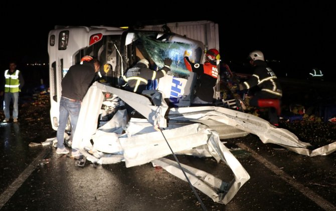 Aksaray’da meyve yüklü kamyon devrildi: 1 ölü