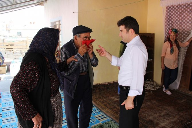 Eli bastonlu yaşlı adamın İstiklal Marşı duyarlılığı takdir topladı