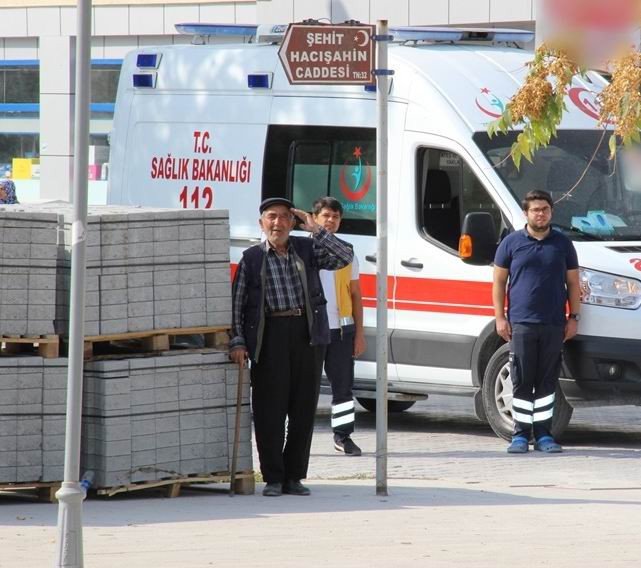 Eli bastonlu yaşlı adamın İstiklal Marşı duyarlılığı takdir topladı