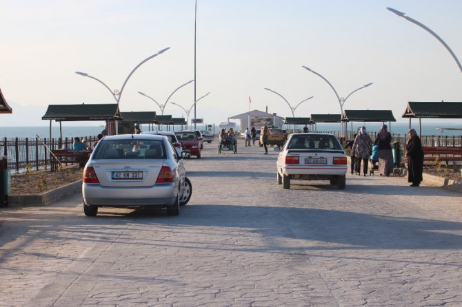 Beyşehir’in sahildeki parklarına yoğun ilgi