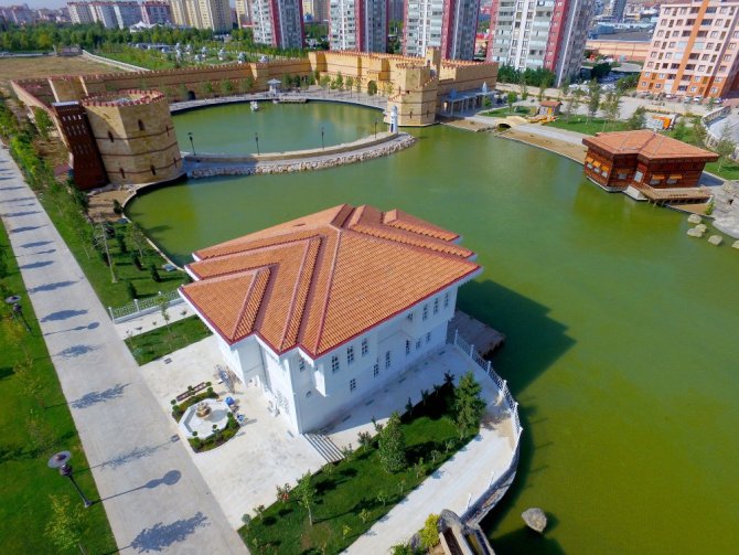 Selçuklu ve Osmanlı mimarisinden izler taşıyan “Ecdat Parkı” tamamlandı