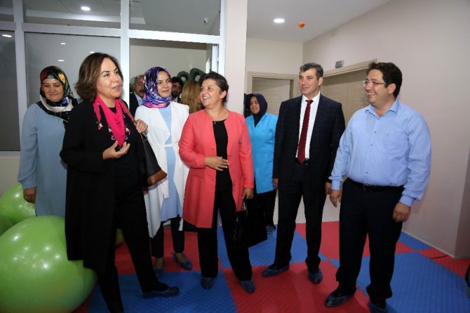 AK Partili kadınlar, Aksaray’da kadın aktivite merkezini gezdi