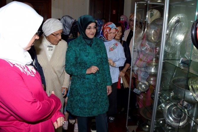 Nevin Halıcı mutfak eşyaları sergileniyor