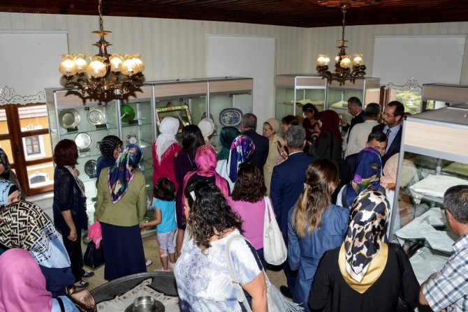 Nevin Halıcı mutfak eşyaları sergileniyor