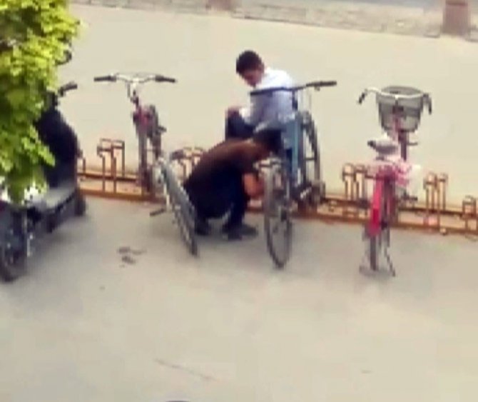 Biri gizledi, diğeri çaldı