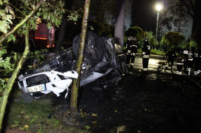Direğe çarpan aracın içerisindeki 5 kişiden 3’ü yanarak can verdi