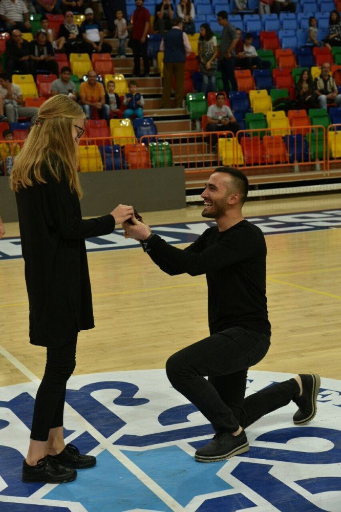 Basket maçının devre arasında evlenme teklifi