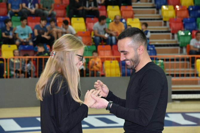 Basket maçının devre arasında evlenme teklifi