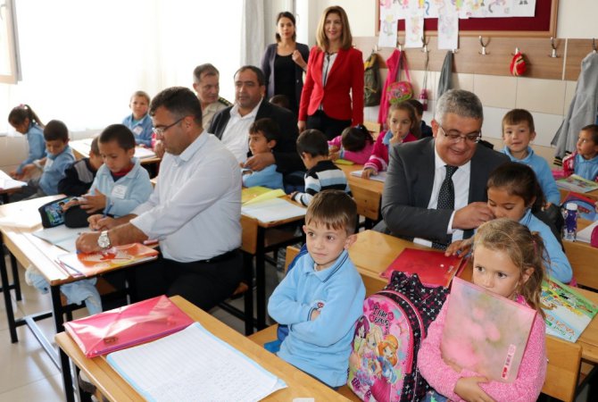 Minik öğrencilerle aynı sıraları paylaşıp ders dinlediler