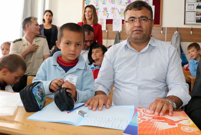 Minik öğrencilerle aynı sıraları paylaşıp ders dinlediler