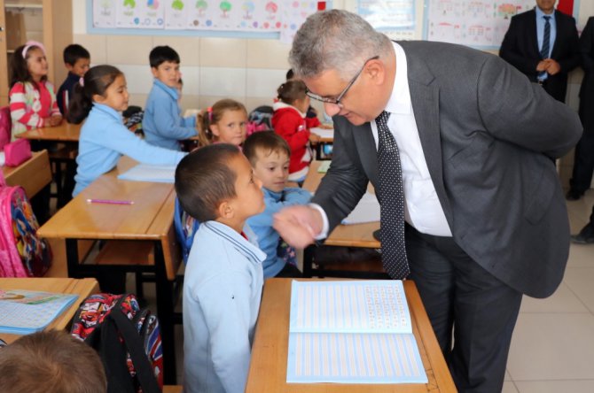 Minik öğrencilerle aynı sıraları paylaşıp ders dinlediler