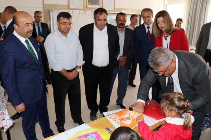 Minik öğrencilerle aynı sıraları paylaşıp ders dinlediler