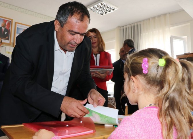 Minik öğrencilerle aynı sıraları paylaşıp ders dinlediler