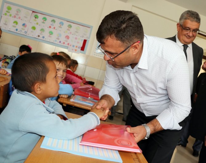 Minik öğrencilerle aynı sıraları paylaşıp ders dinlediler