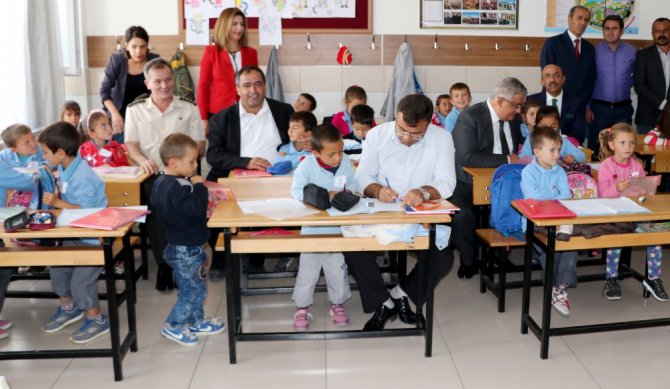 Minik öğrencilerle aynı sıraları paylaşıp ders dinlediler