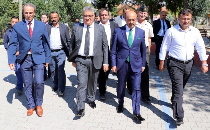 Minik öğrencilerle aynı sıraları paylaşıp ders dinlediler