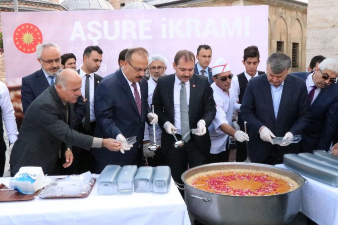 Cumhurbaşkanlığından Konya’da aşure dağıtımı