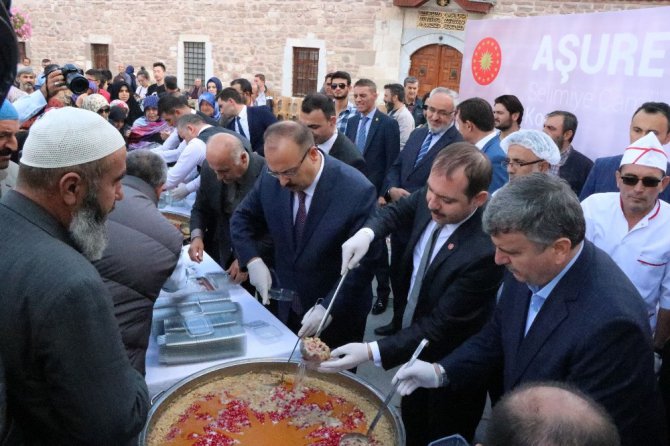 Cumhurbaşkanlığından Konya’da aşure dağıtımı