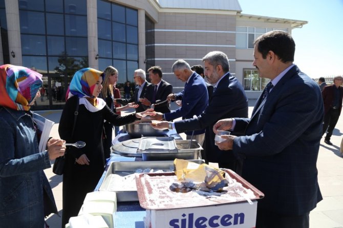 ASÜ öğrencilere aşure ikram etti