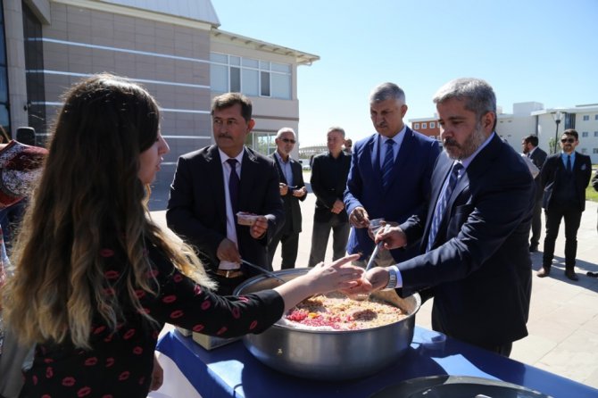 ASÜ öğrencilere aşure ikram etti
