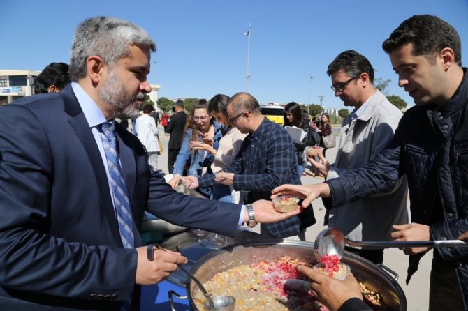ASÜ öğrencilere aşure ikram etti