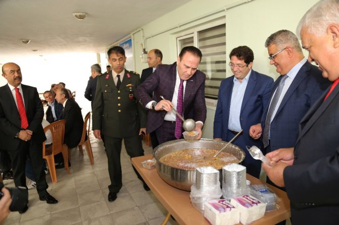 Aksaray’da şehit ailelerine aşure ikram edildi