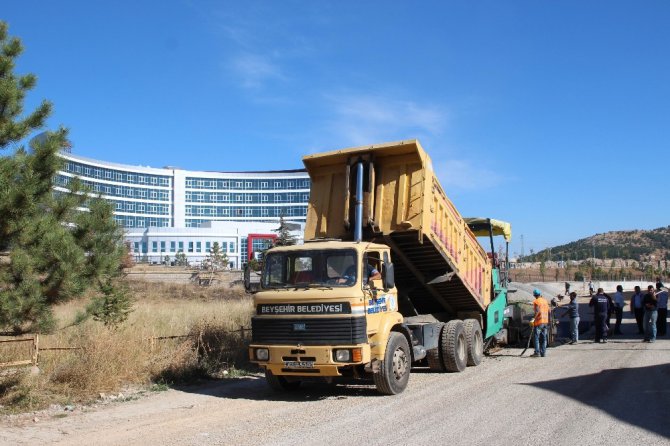 Beyşehir’de yeni hastane yolunda sıcak asfalt