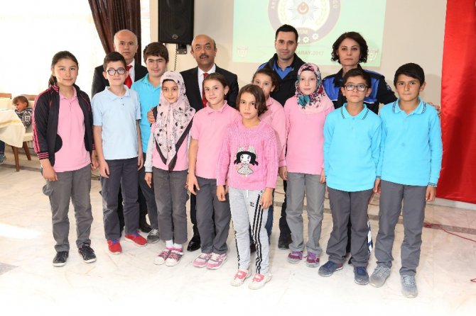 Aksaray emniyetinden 100 çocuğa kıyafet ve kırtasiye yardımı