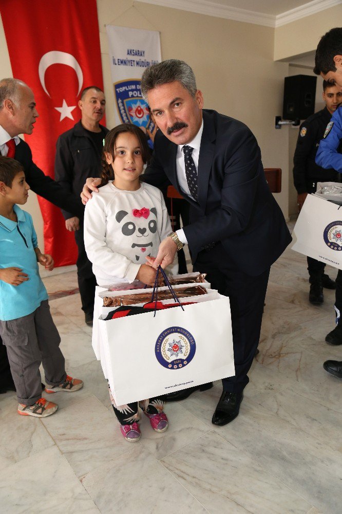 Aksaray emniyetinden 100 çocuğa kıyafet ve kırtasiye yardımı