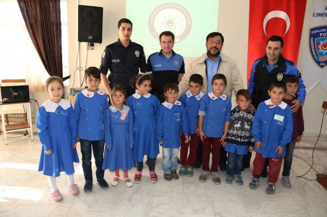 Aksaray emniyetinden 100 çocuğa kıyafet ve kırtasiye yardımı