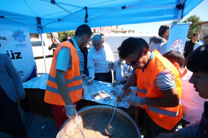 Beyşehir Belediyesi’nden vatandaşlara aşure ikramı