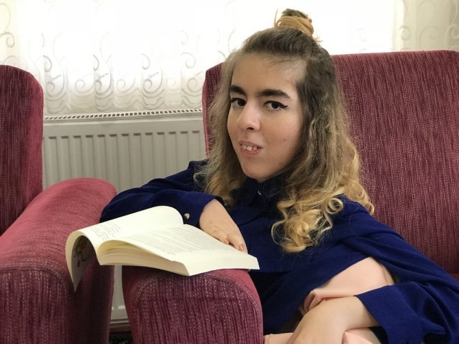 SMA hastası genç kız ikinci kitabını çıkarmaya hazırlanıyor