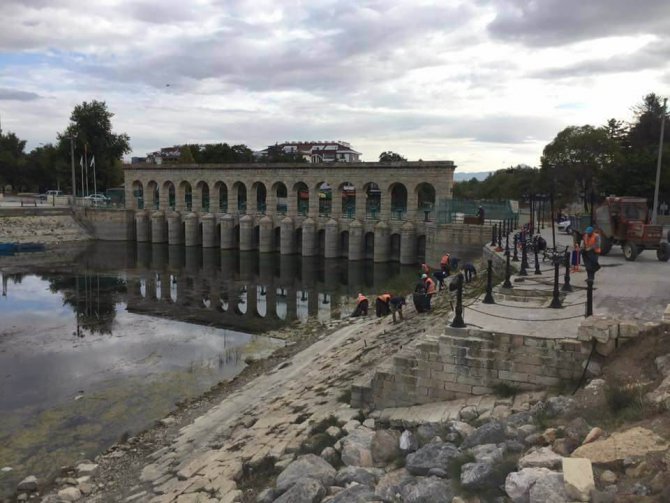 Beyşehir’in göl sahilinde temizlik çalışmaları