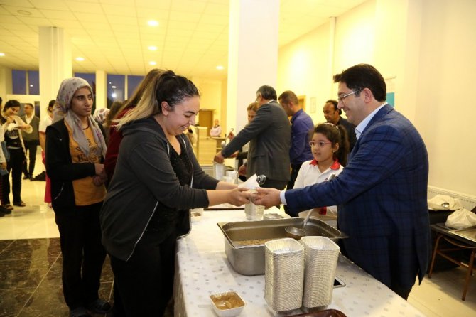 Aksaray Belediyesi 14 bin öğrenciye aşure ikramında bulundu