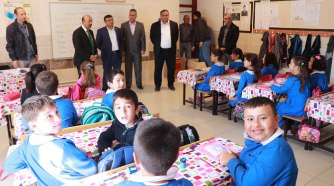 Köy okullarında eğitim gören minik öğrencilere kırtasiye yardımı