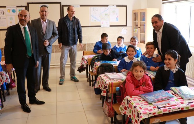 Köy okullarında eğitim gören minik öğrencilere kırtasiye yardımı