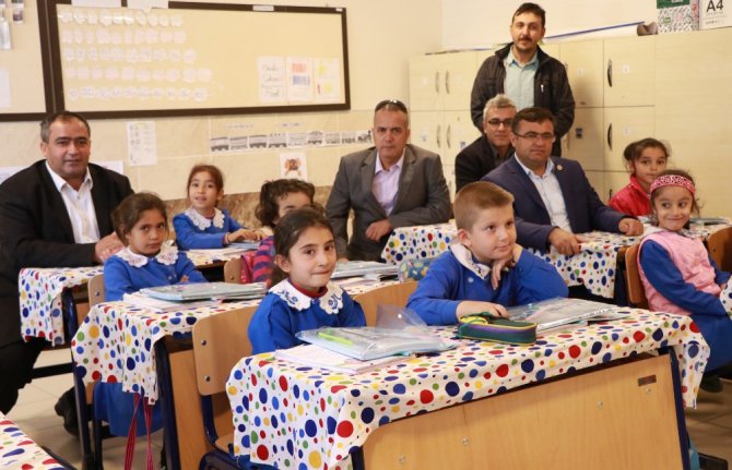 Köy okullarında eğitim gören minik öğrencilere kırtasiye yardımı