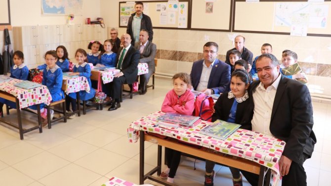 Köy okullarında eğitim gören minik öğrencilere kırtasiye yardımı