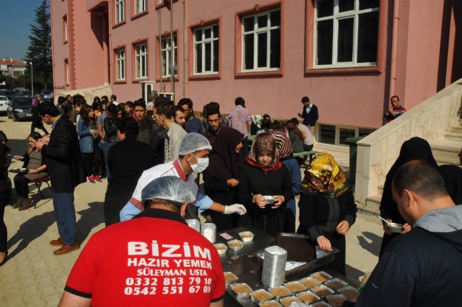 Akşehir Belediyesi’nden üniversite öğrencilerine Aşure İkramı