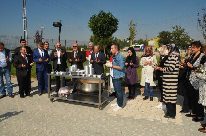 Akşehir Belediyesi’nden üniversite öğrencilerine Aşure İkramı
