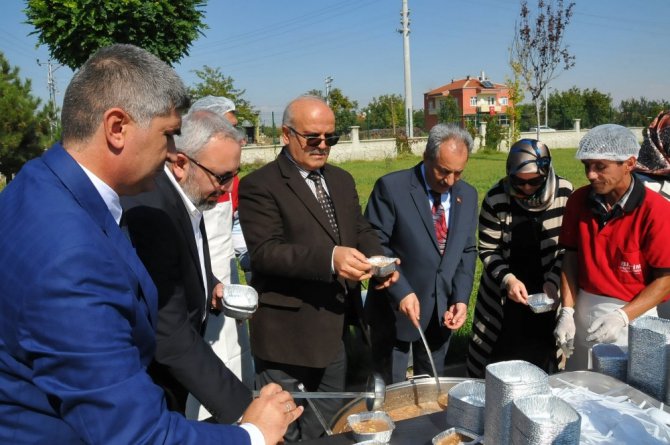 Akşehir Belediyesi’nden üniversite öğrencilerine Aşure İkramı