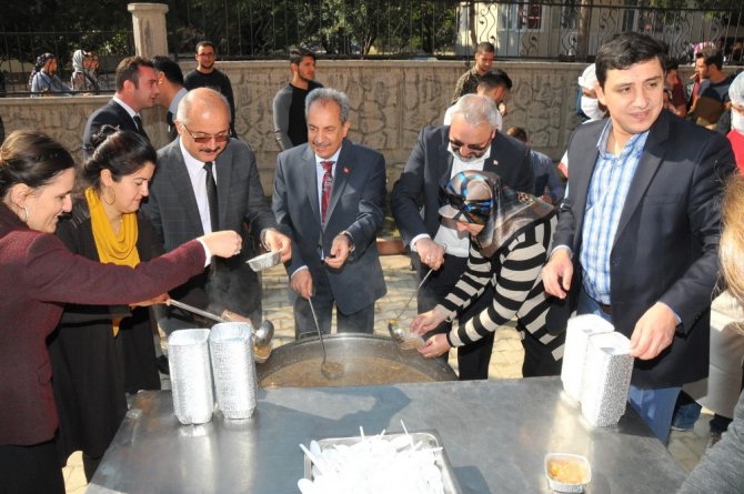 Akşehir Belediyesi’nden üniversite öğrencilerine Aşure İkramı
