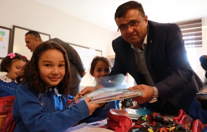 Köy okullarında eğitim gören minik öğrencilere kırtasiye yardımı