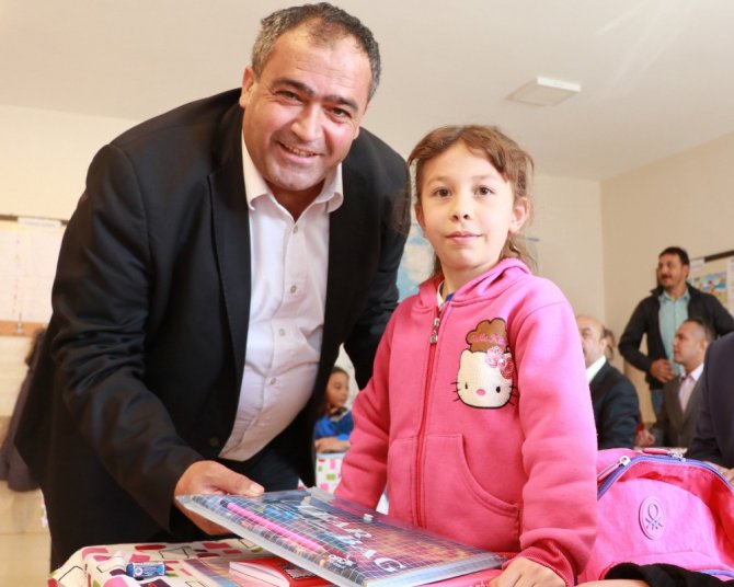 Köy okullarında eğitim gören minik öğrencilere kırtasiye yardımı
