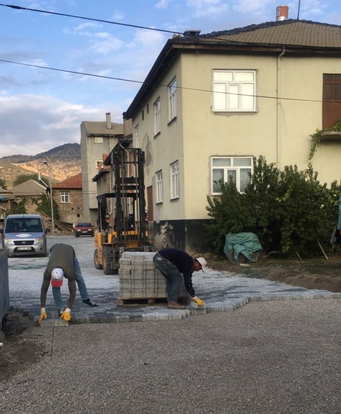 Seydişehir’de parke taş döşeme çalışmaları sürüyor